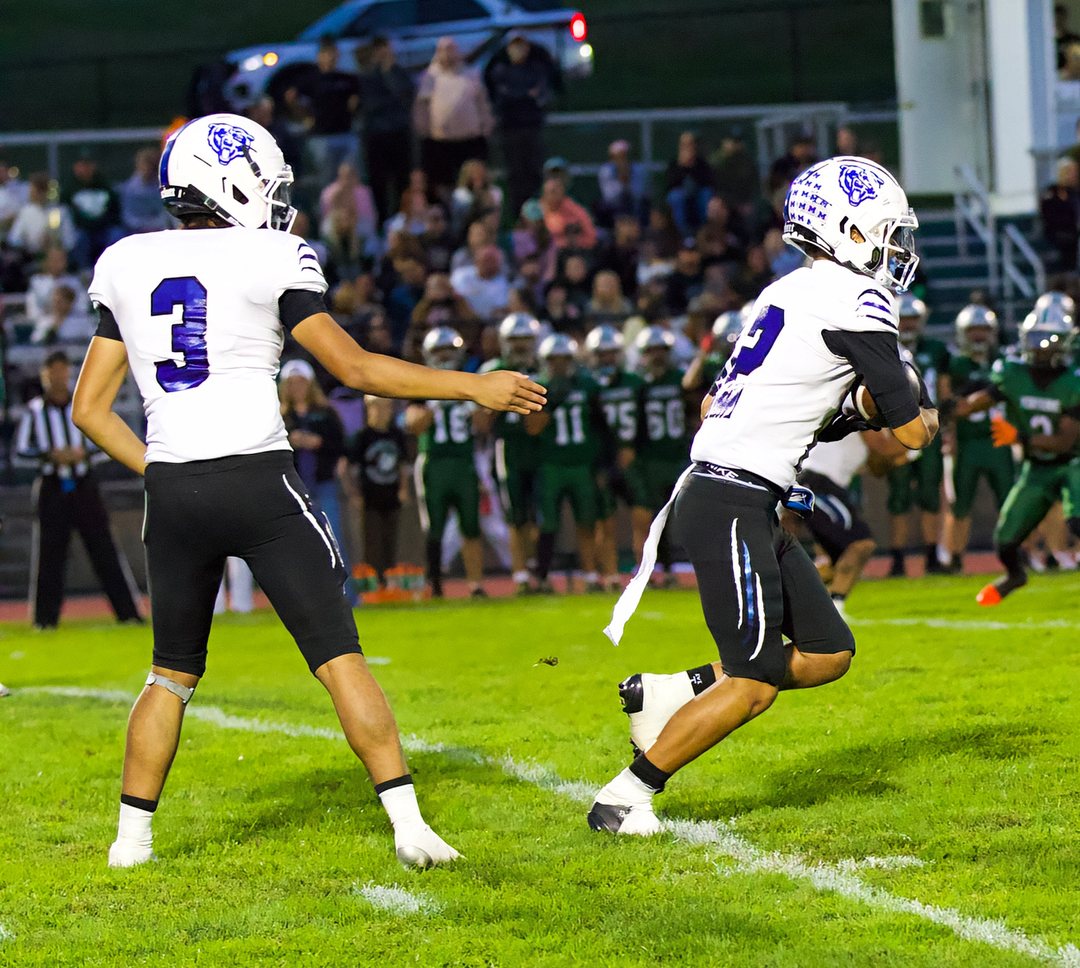 Football: Middletown runs a handoff against Minisink Valley — photographed by Bret B. for 845 Sports Rewind